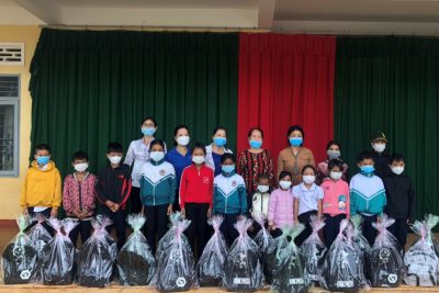 Hội Bảo trợ người tàn tật và trẻ mồ côi trao quà cho các em học sinh trường Ama Trang Lơng