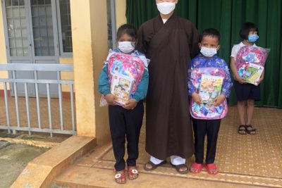 Trụ trì chùa Linh Phong trao quà cho học sinh trường Ama Trang Lơng